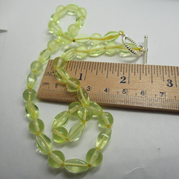 Uranium glass bead necklace - Picture 4 of 7